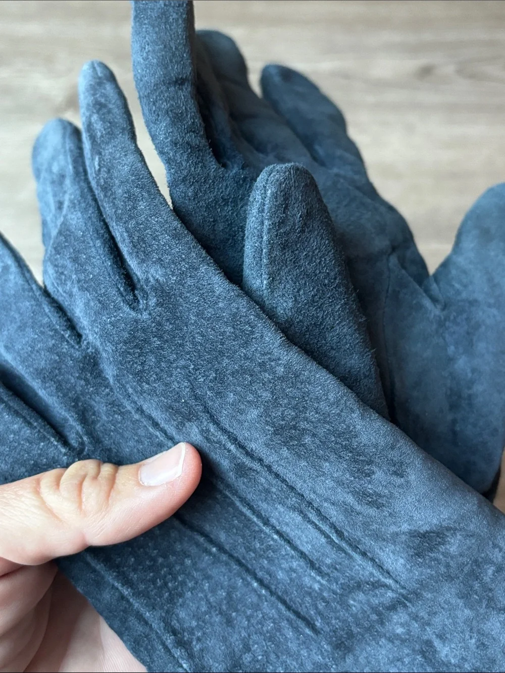 Isotoner women’s suede Navy Blue Leather Lined Driving Gloves. - Picture 5 of 8